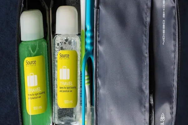 Liquide en avion : que prendre dans un bagage cabine ?