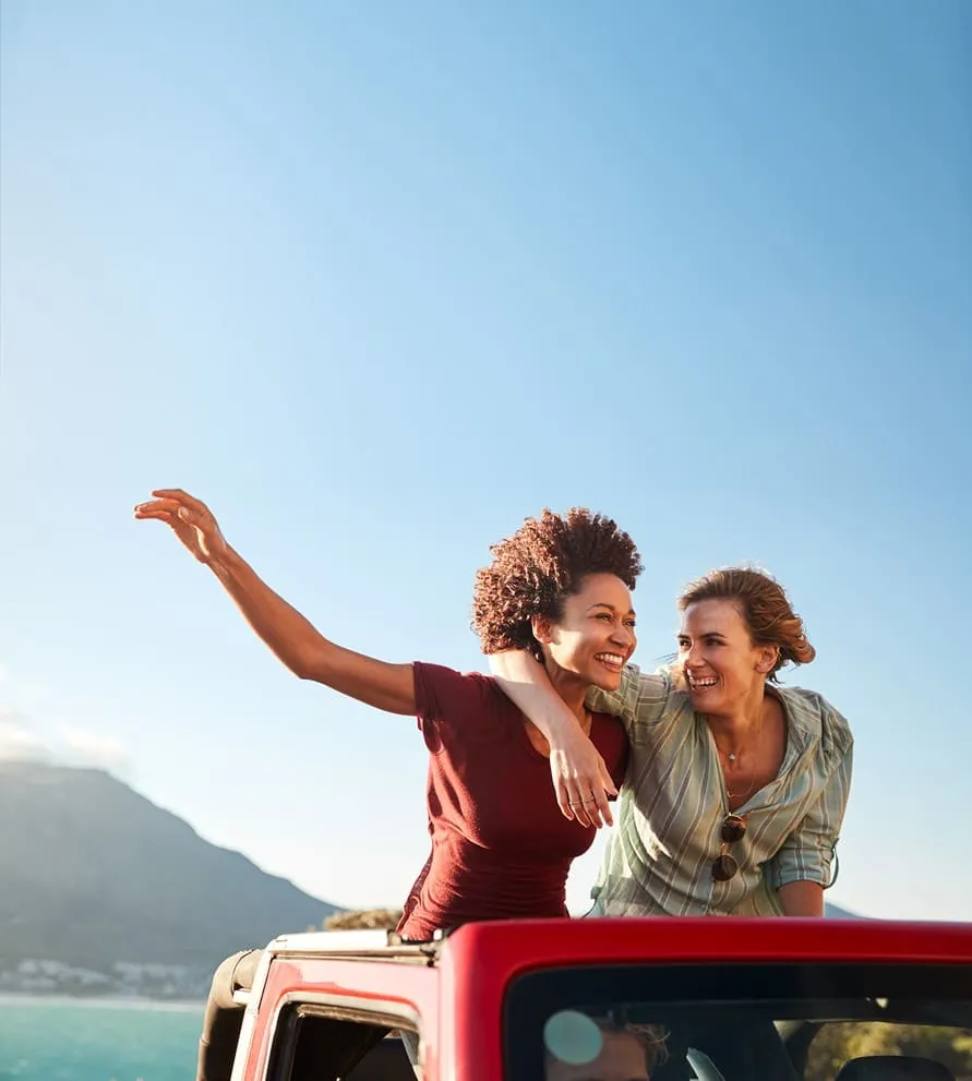 Amies en voyage en voiture