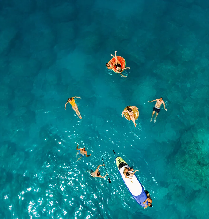 Amis en baignade en mer