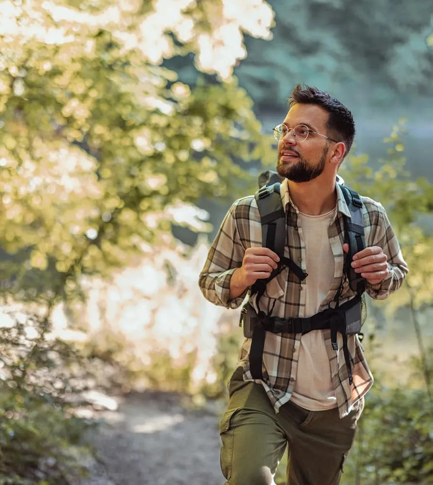 Backpacker en foret voyage