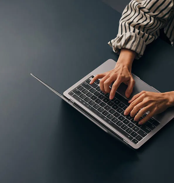 Professionnel utilisant un ordinateur portable