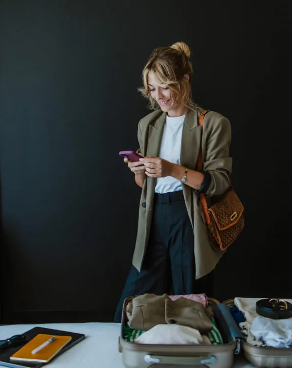 Femme téléphone bureau