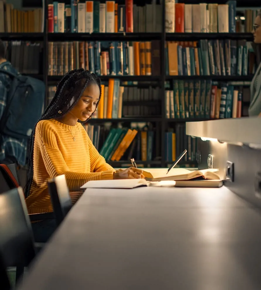 Étudiante à la bibliothèque