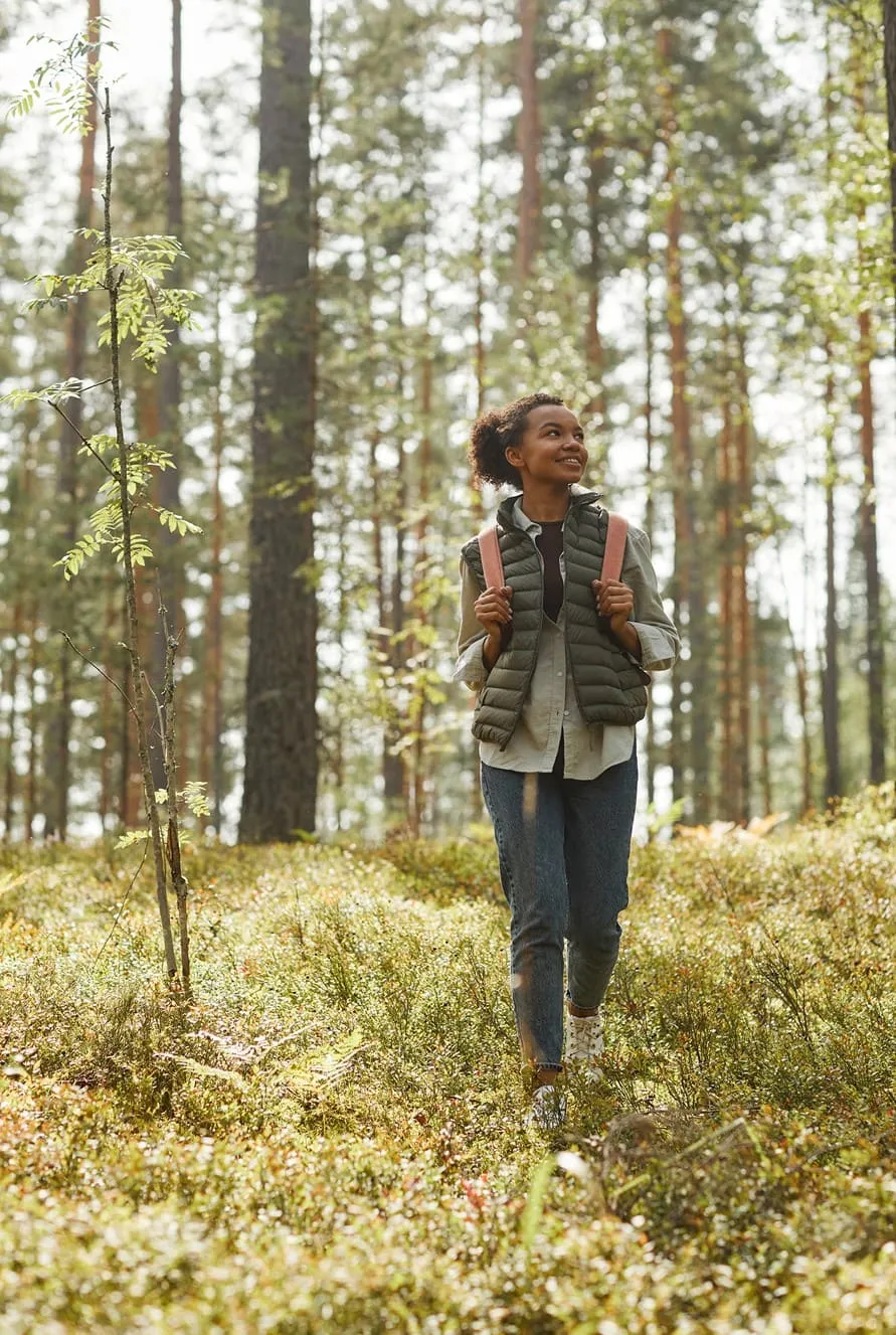 Fille randonnee en foret backpacker