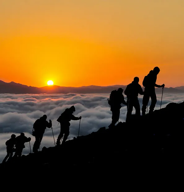 Groupe de voyageurs en montagne