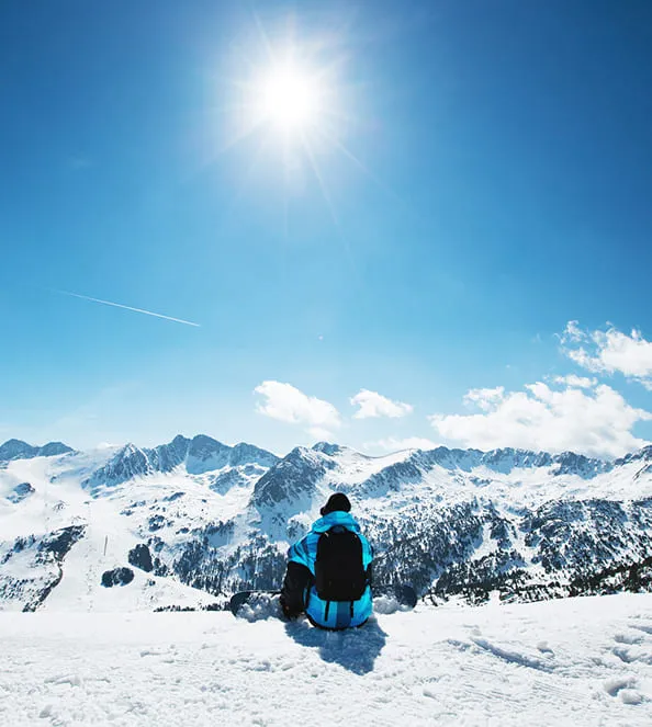 Homme assis montagne neige