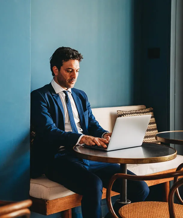 Professionnel en voyage d'affaires