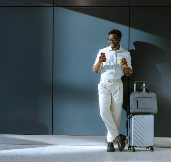 Homme aéroport valise