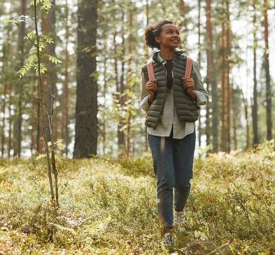 Fille randonnee en foret backpacker