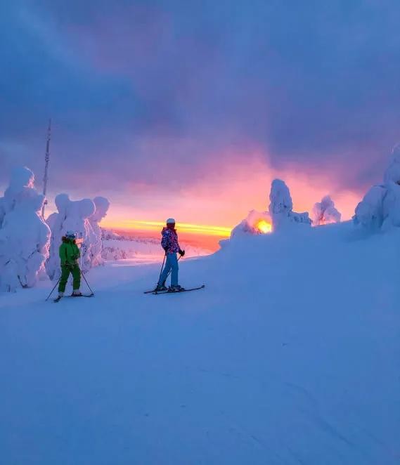 Skieurs au coucher de soleil