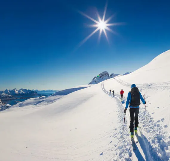 Montagne ensoleillée skieurs