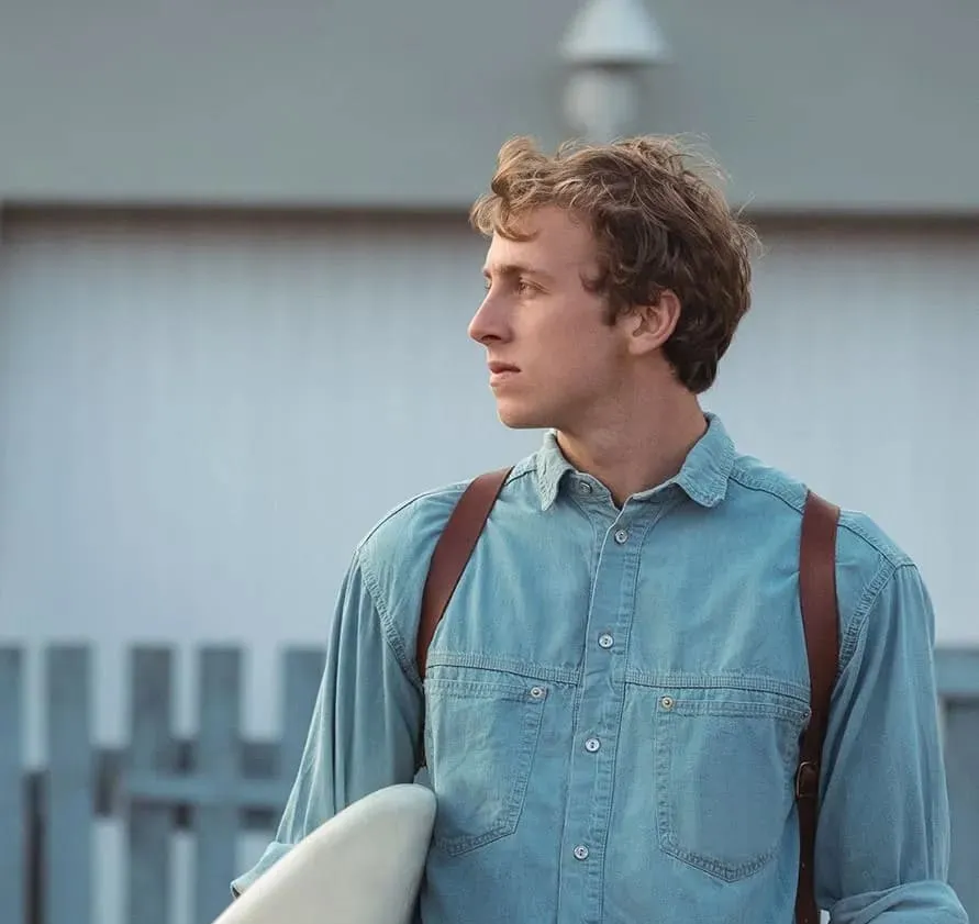 Jeune surfeur en voyage PVT