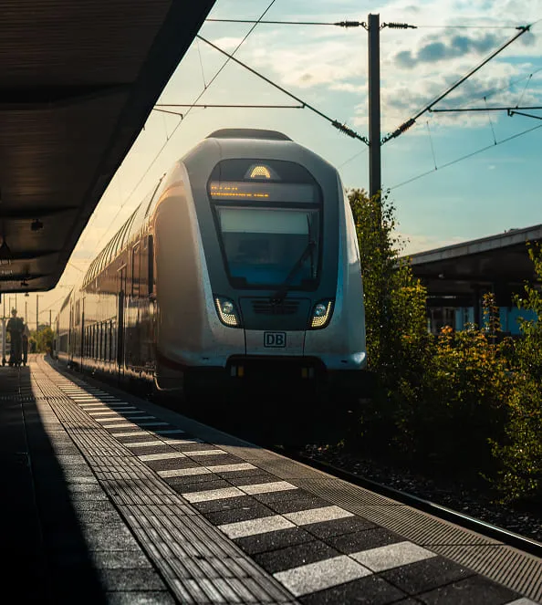 Train sur le quai d'une gare