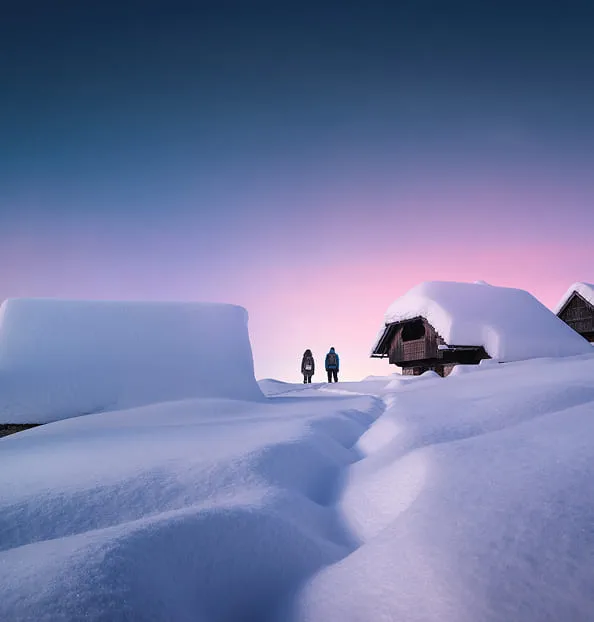 Voyageurs en montagne enneigé.