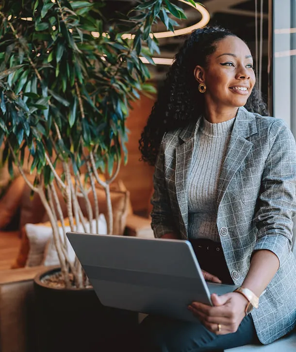 Femme en voyage d'affaires